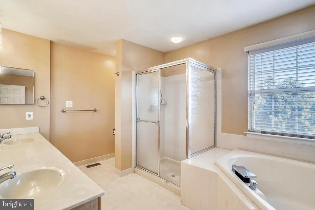 Photo of 2240 W GREENLEAF DRIVE