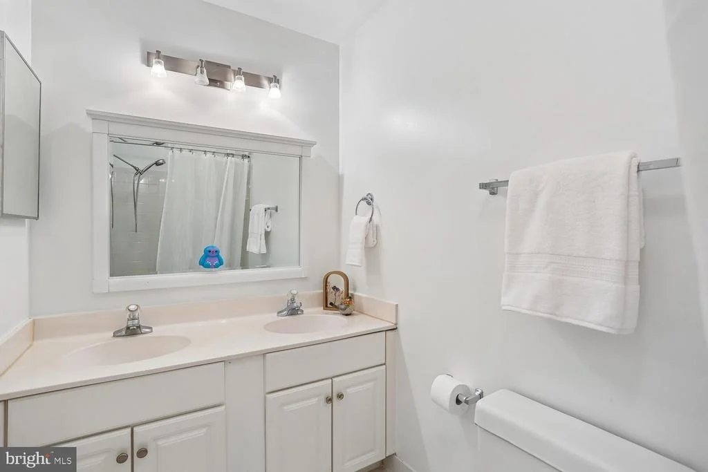 Photo of 465 TSCHIFFELY SQUARE ROAD