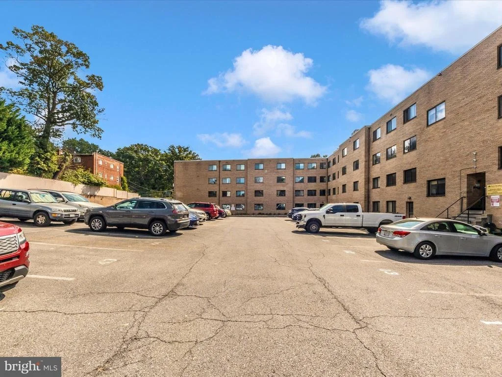Photo of Unit 417 at 8601 MANCHESTER ROAD