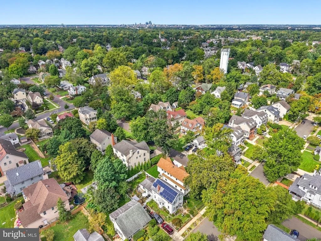 Photo of 230 E SUMMIT AVENUE