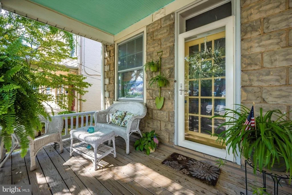 Photo of 323 W 7TH STREET