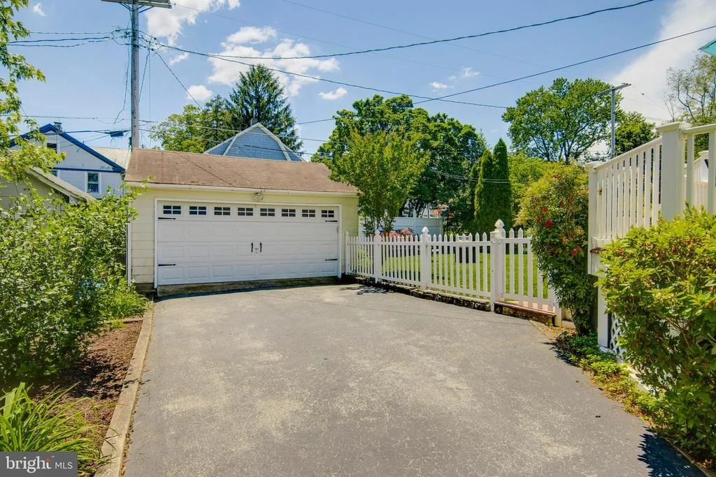 Photo of 618 ALDERSHOT ROAD