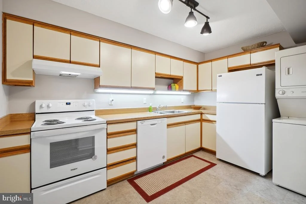 Photo of Unit 4522 at 15100 INTERLACHEN DRIVE