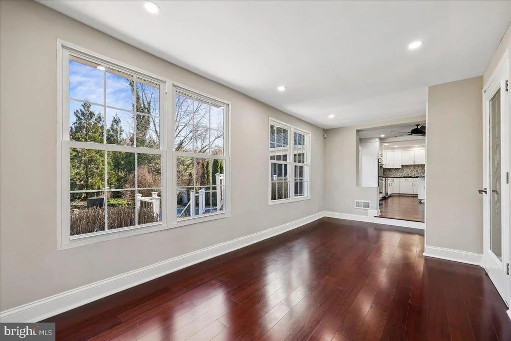 Photo of 6 CRESTVIEW COURT