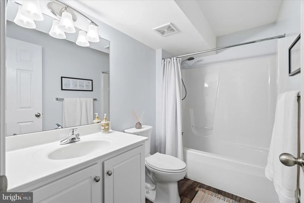 Photo of 2258 W. GREENLEAF DRIVE