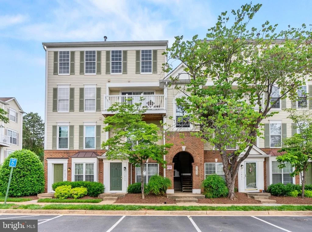 Photo of Unit 300 at 21833 BALDWIN SQUARE