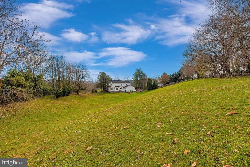 Photo of 1 KNOLL SIDE LANE