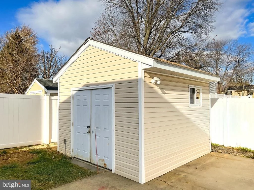 Photo of 1800 LAWNVIEW DRIVE