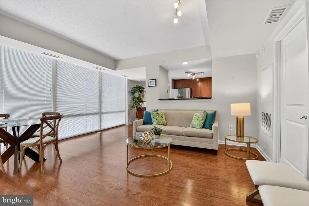 Photo of Unit 405 at 930 WAYNE AVENUE