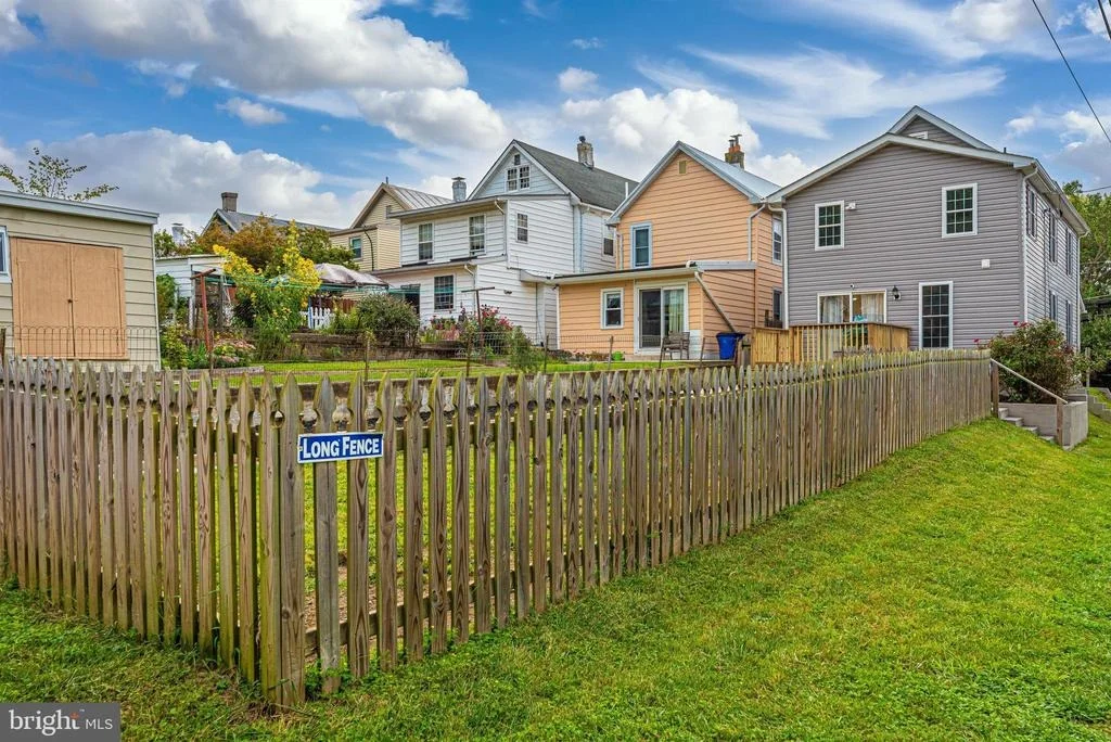 Photo of 1 E E STREET