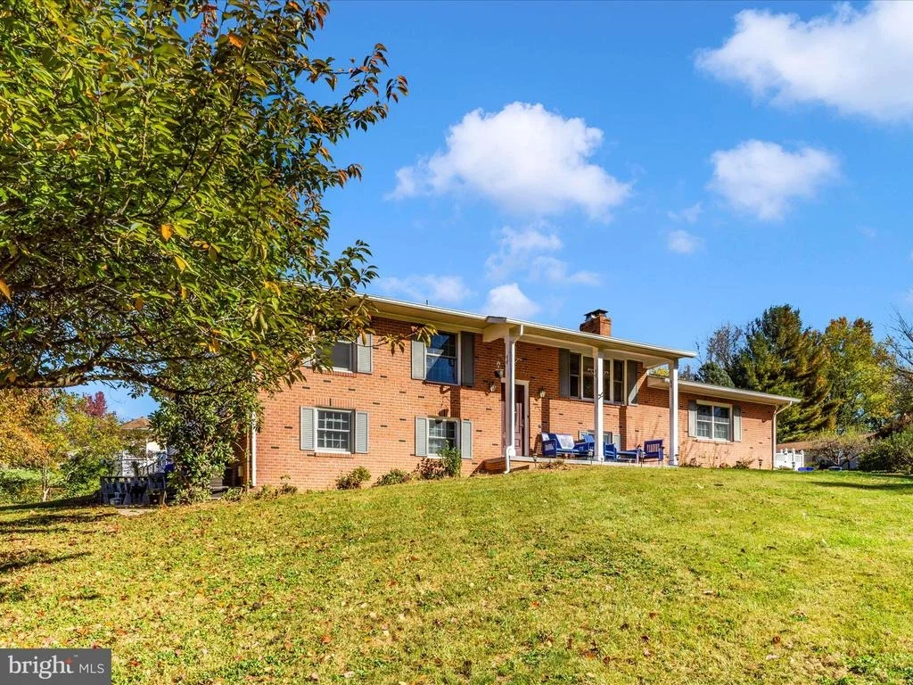 Photo of 9242 OAK TREE CIRCLE