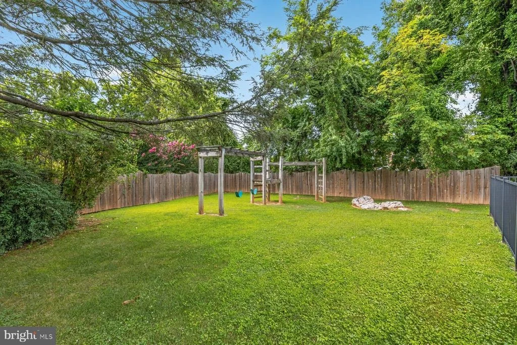 Photo of 6916 SUMMERSWOOD DRIVE