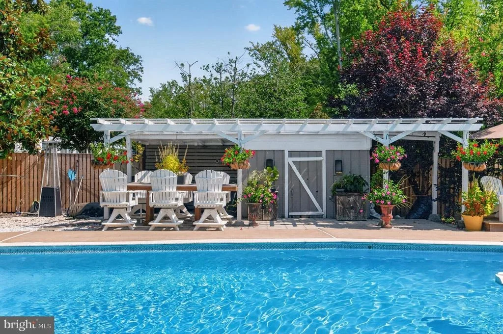 Photo of 1610 RIDOUT ROAD