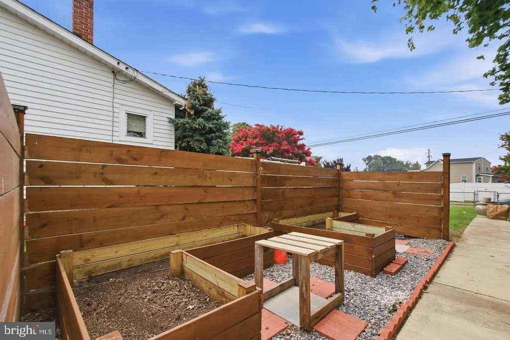 Photo of 1742 LESLIE ROAD