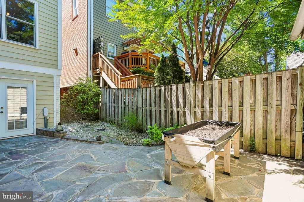 Photo of 465 TSCHIFFELY SQUARE ROAD