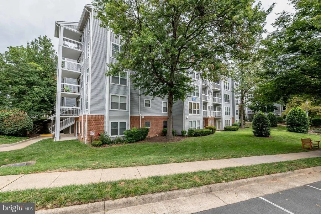 Photo of Unit 2A2 at 3179 SUMMIT SQUARE DRIVE