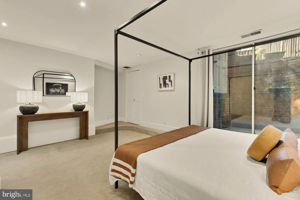 Photo of Unit 2 at 6 LOGAN CIRCLE NW