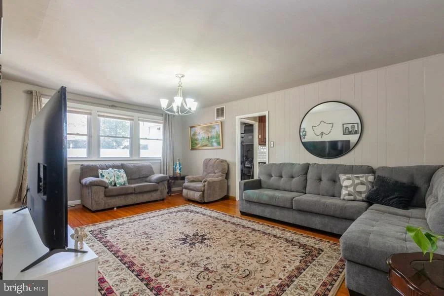 Photo of 212 3RD AVENUE W