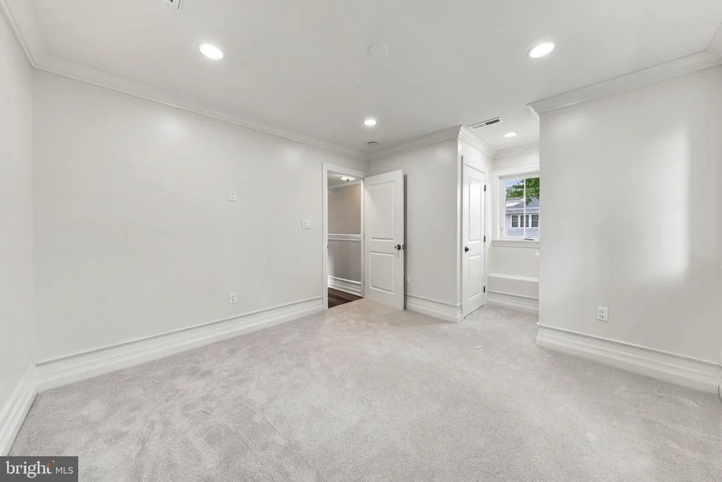Photo of 230 E SUMMIT AVENUE