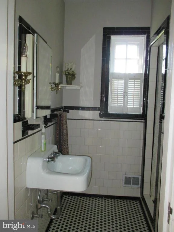 Photo of 424 CARROLL PARKWAY
