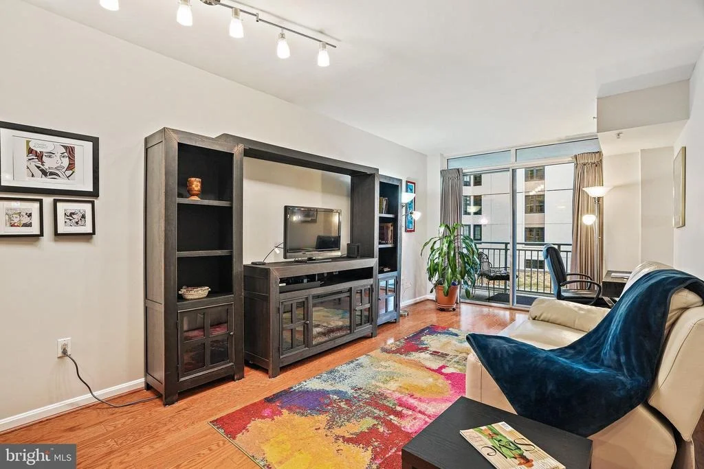 Photo of Unit 402 at 930 WAYNE AVENUE