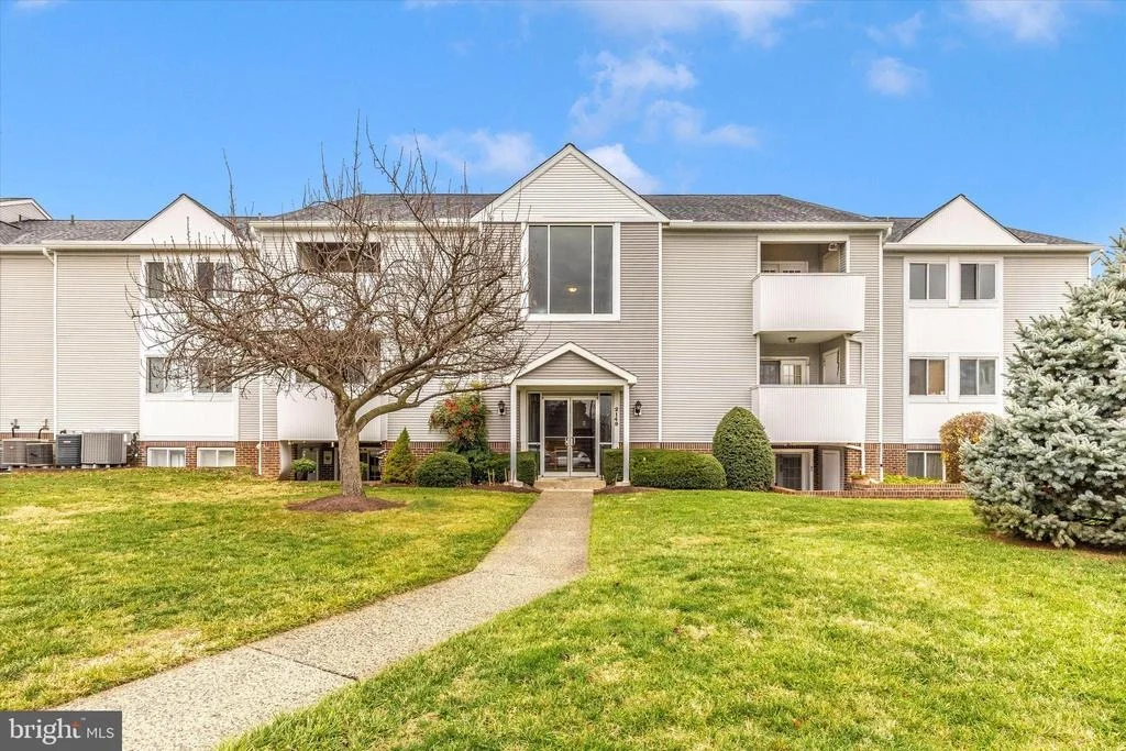 Photo of Unit 2C at 2149 WAINWRIGHT COURT