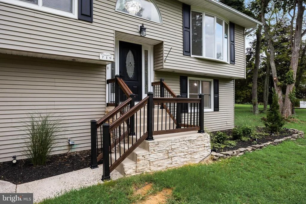 Photo of 719 KETTLE RUN ROAD