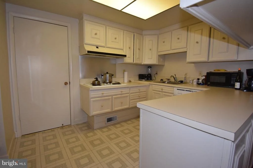 Photo of Unit 682D at 3330 GLENEAGLES DRIVE