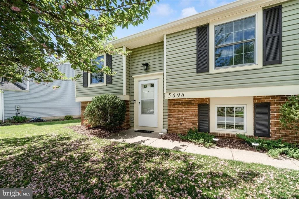 Photo of 5696 PEBBLE DRIVE