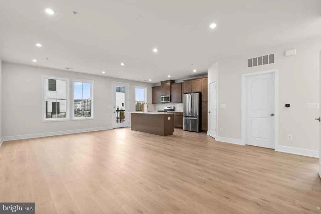 Photo of 43305 FARRINGDON SQUARE
