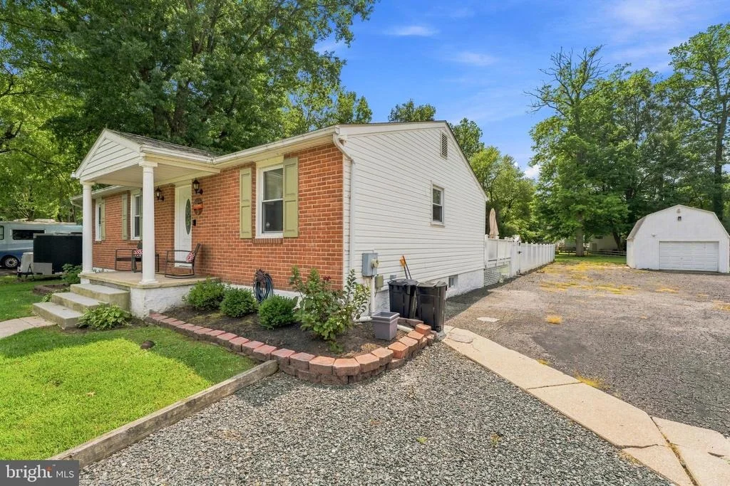 Photo of 6921 UNIVERSITY DRIVE