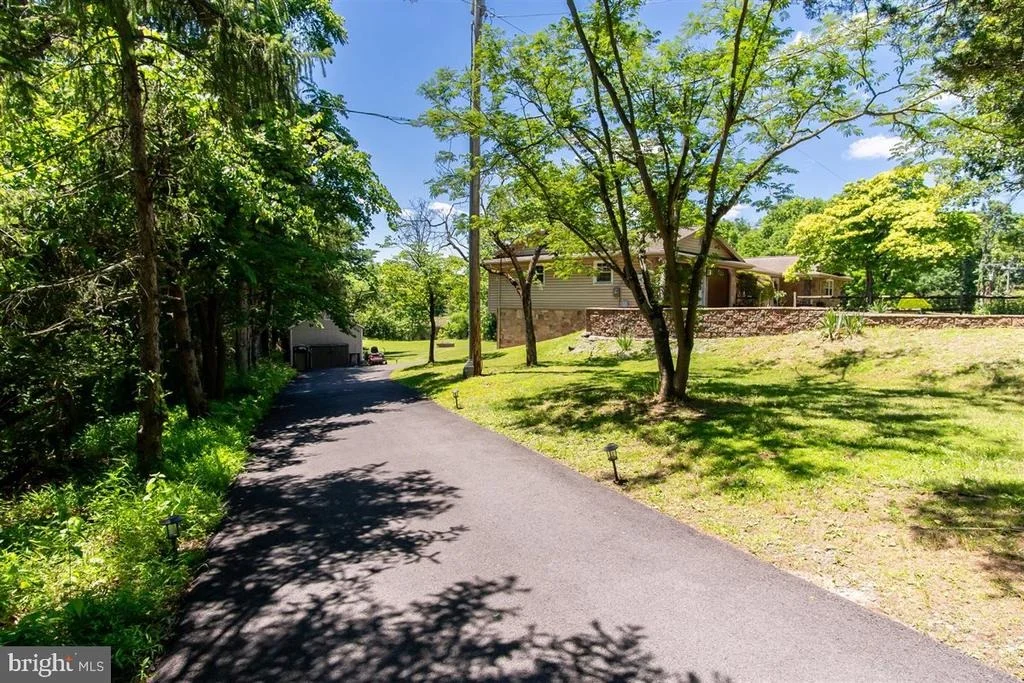 Photo of 1618 EAGLE SCHOOL ROAD