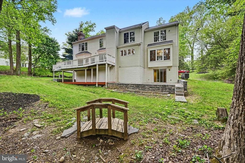 Photo of 8033 CREST ROAD