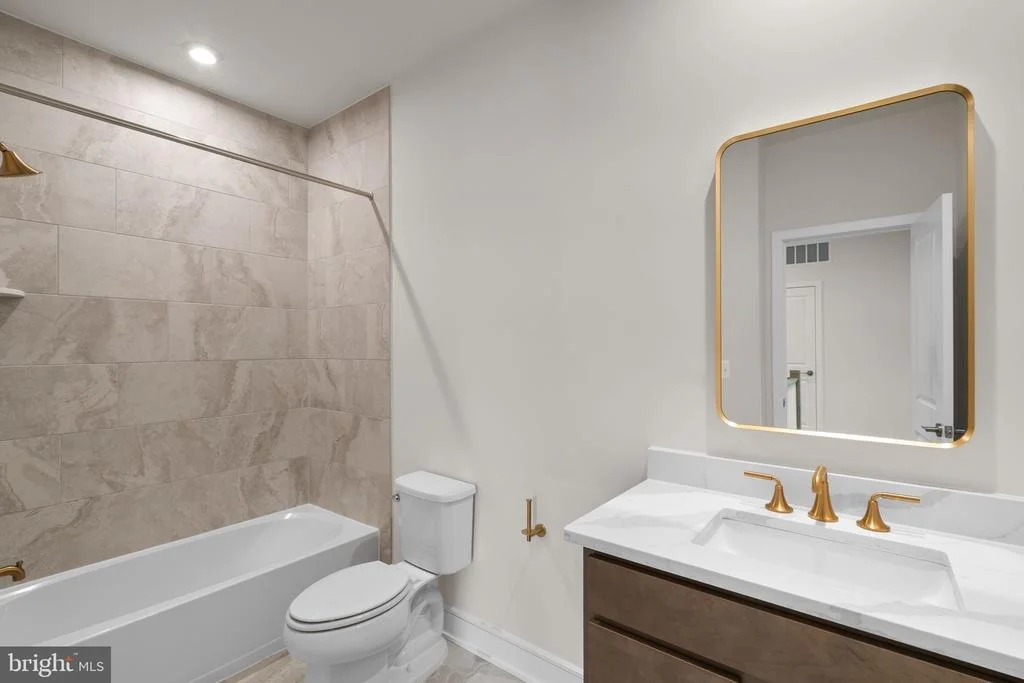 Photo of 43305 FARRINGDON SQUARE