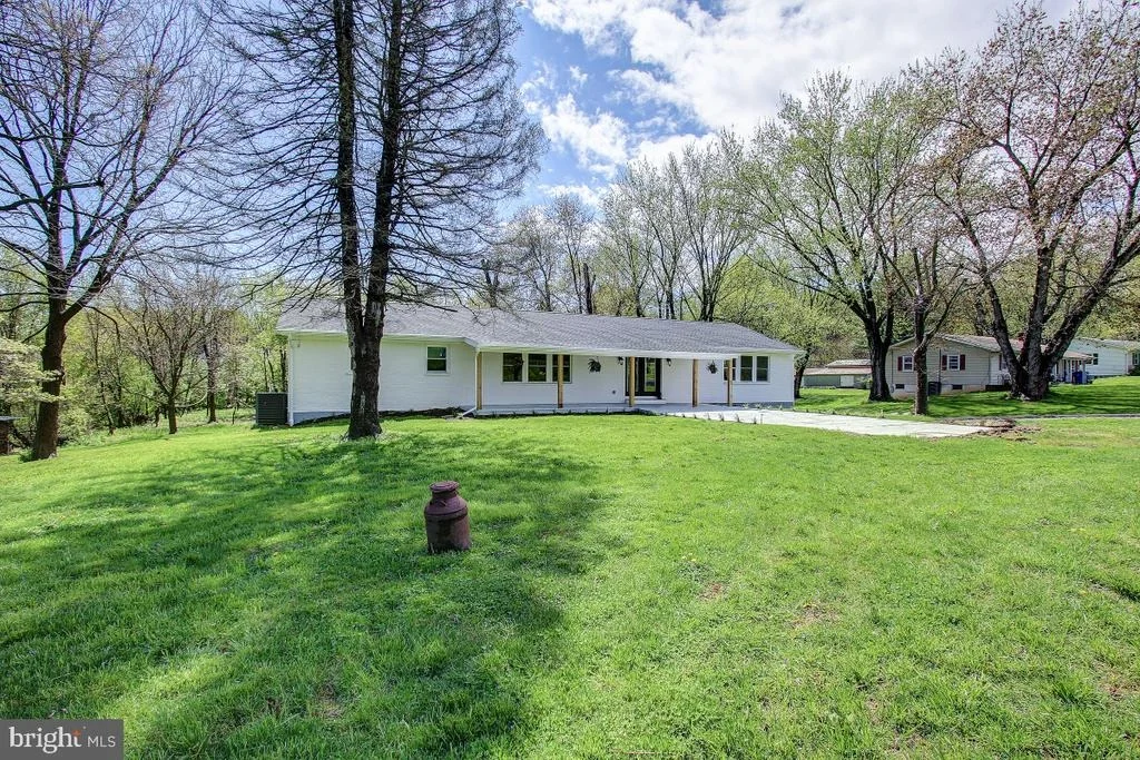 Photo of 8022 BOLIVAR ROAD