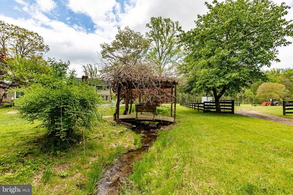 Photo of 2310 PUTNAM ROAD