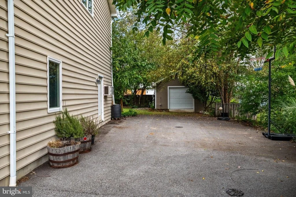 Photo of 1351 CALVERT ROAD