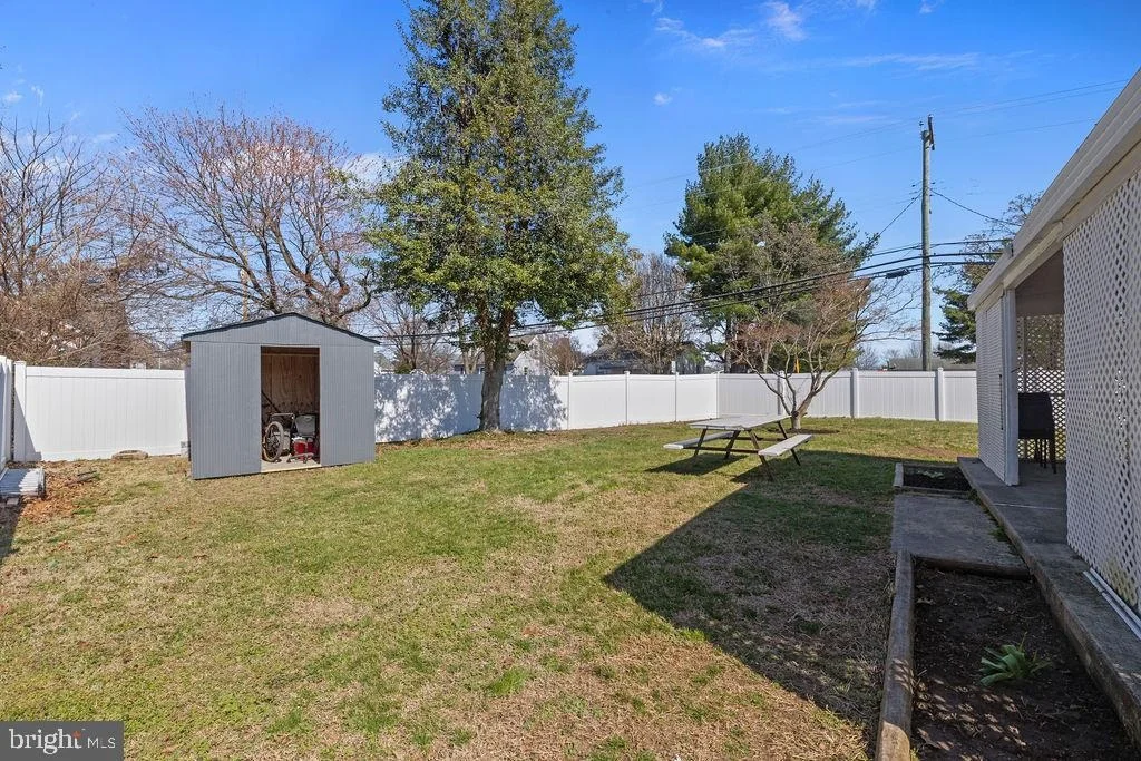 Photo of 8489 ARBUTUS ROAD