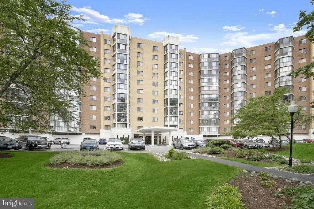 Photo of Unit 1618 at 15101 INTERLACHEN DRIVE