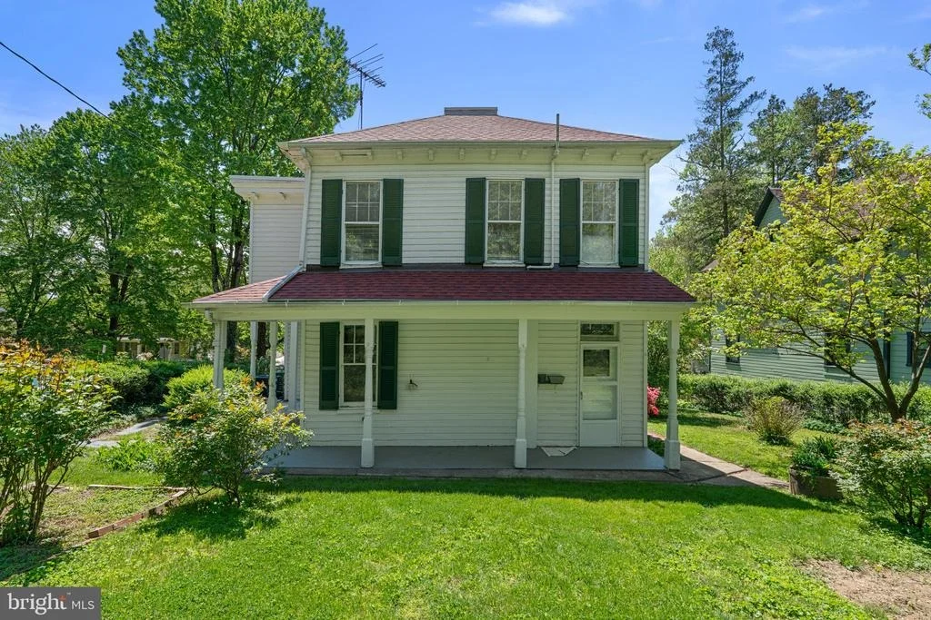 Photo of 702 DEEPDENE ROAD