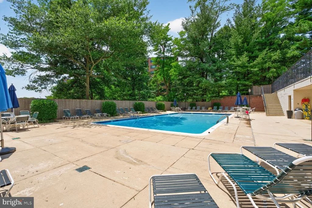 Photo of Unit D at 3271 SUTTON PLACE NW