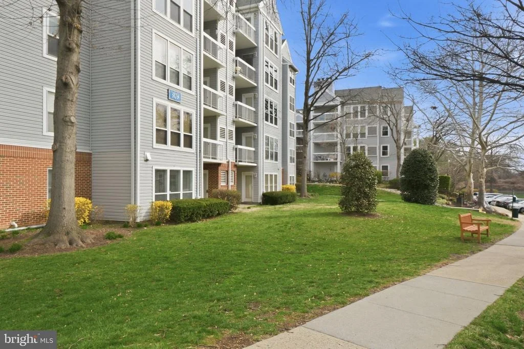 Photo of Unit 2A2 at 3179 SUMMIT SQUARE DRIVE
