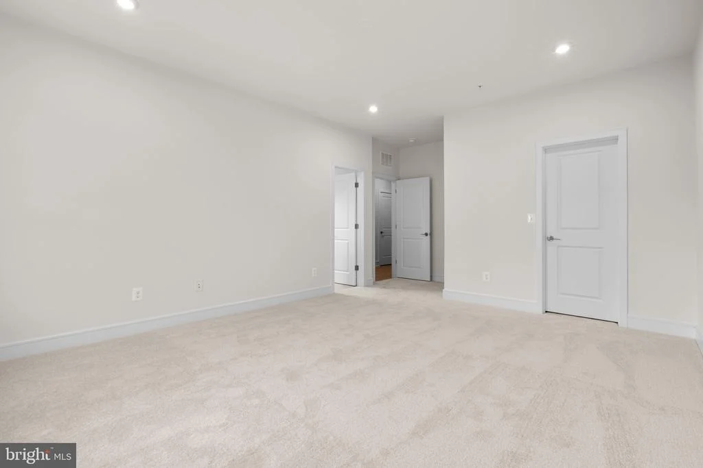Photo of 43305 FARRINGDON SQUARE