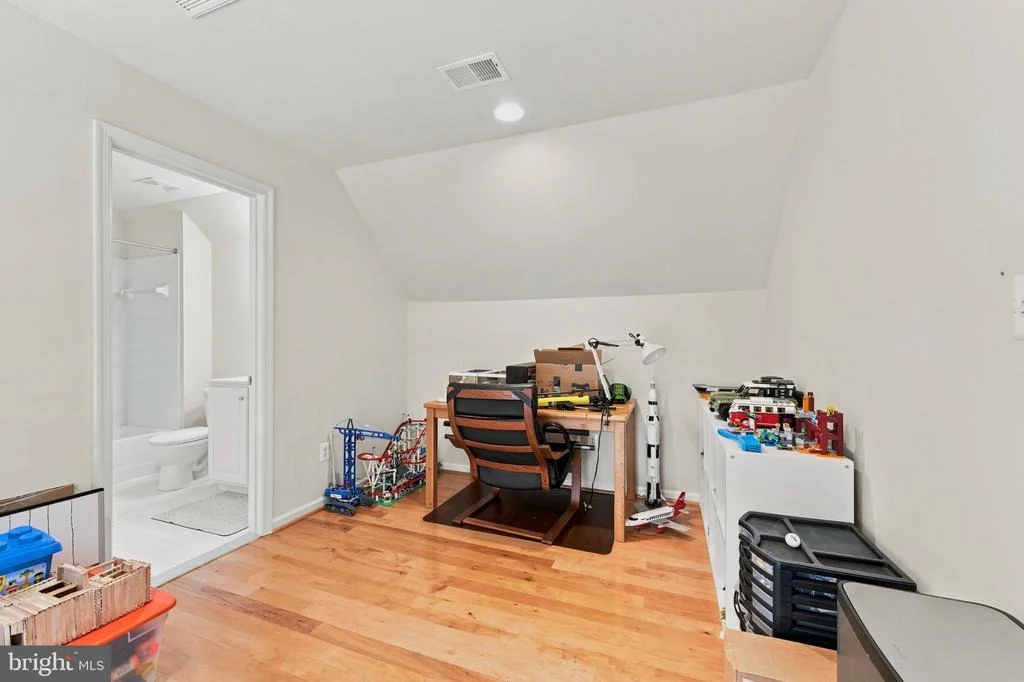 Photo of 44121 RIVERPOINT DRIVE