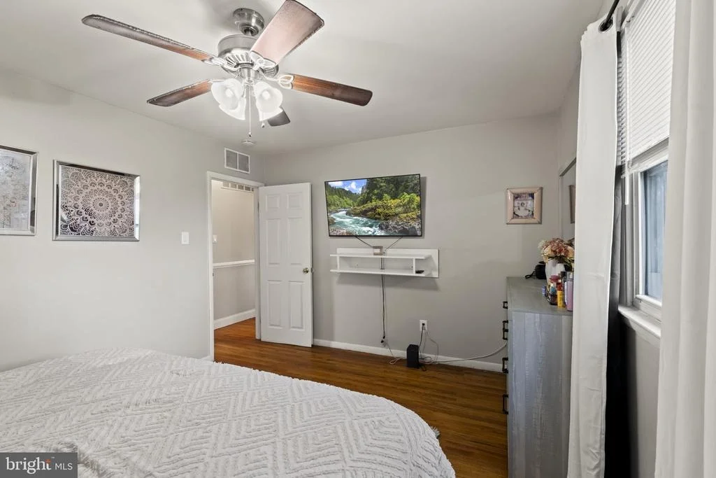 Photo of 111 E HEMMINGS WAY
