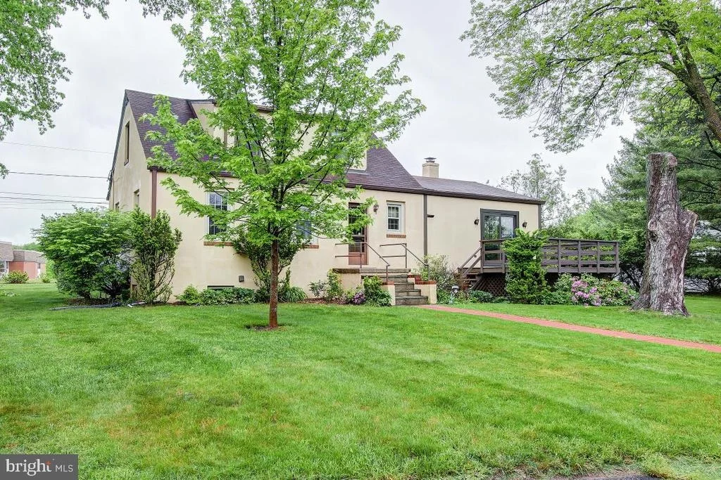 Photo of 3010 MAPLEHILL ROAD