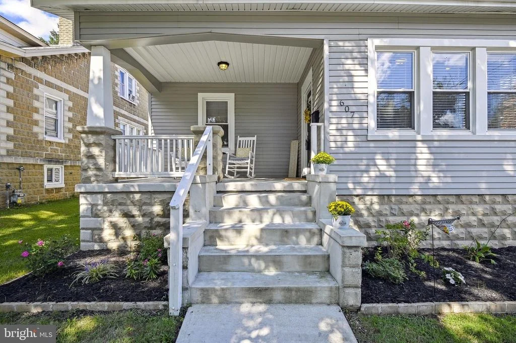 Photo of 607 ALDERSHOT ROAD