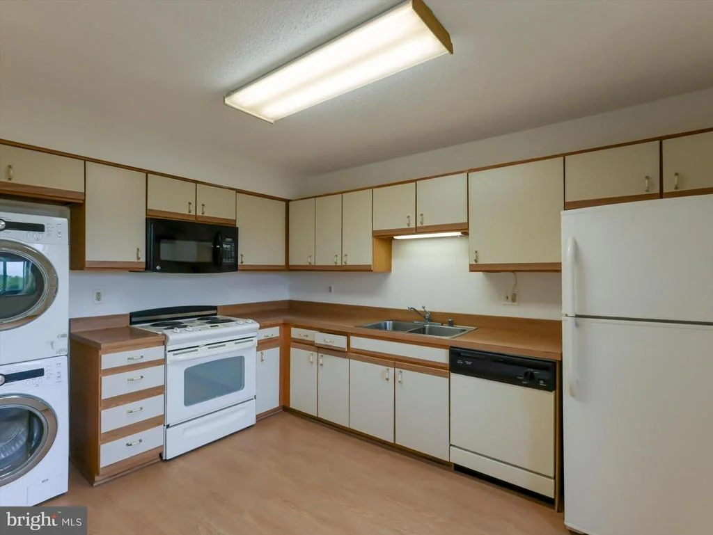 Photo of Unit 31012 at 15115 INTERLACHEN DRIVE