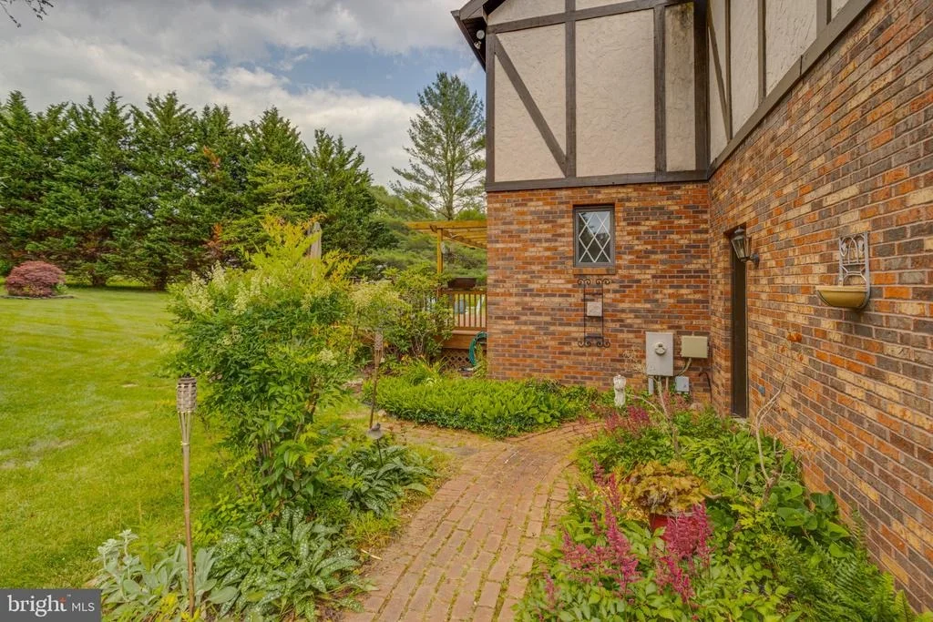 Photo of 2300 KINGS ARMS DRIVE