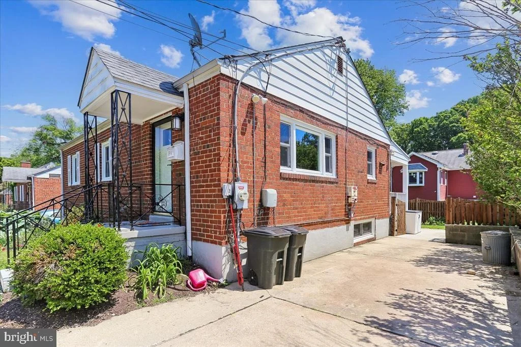 Photo of 1504 CREST ROAD